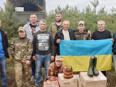 Прикарпатські волонтери будують на Донбасі каплички у гуцульському стилі
